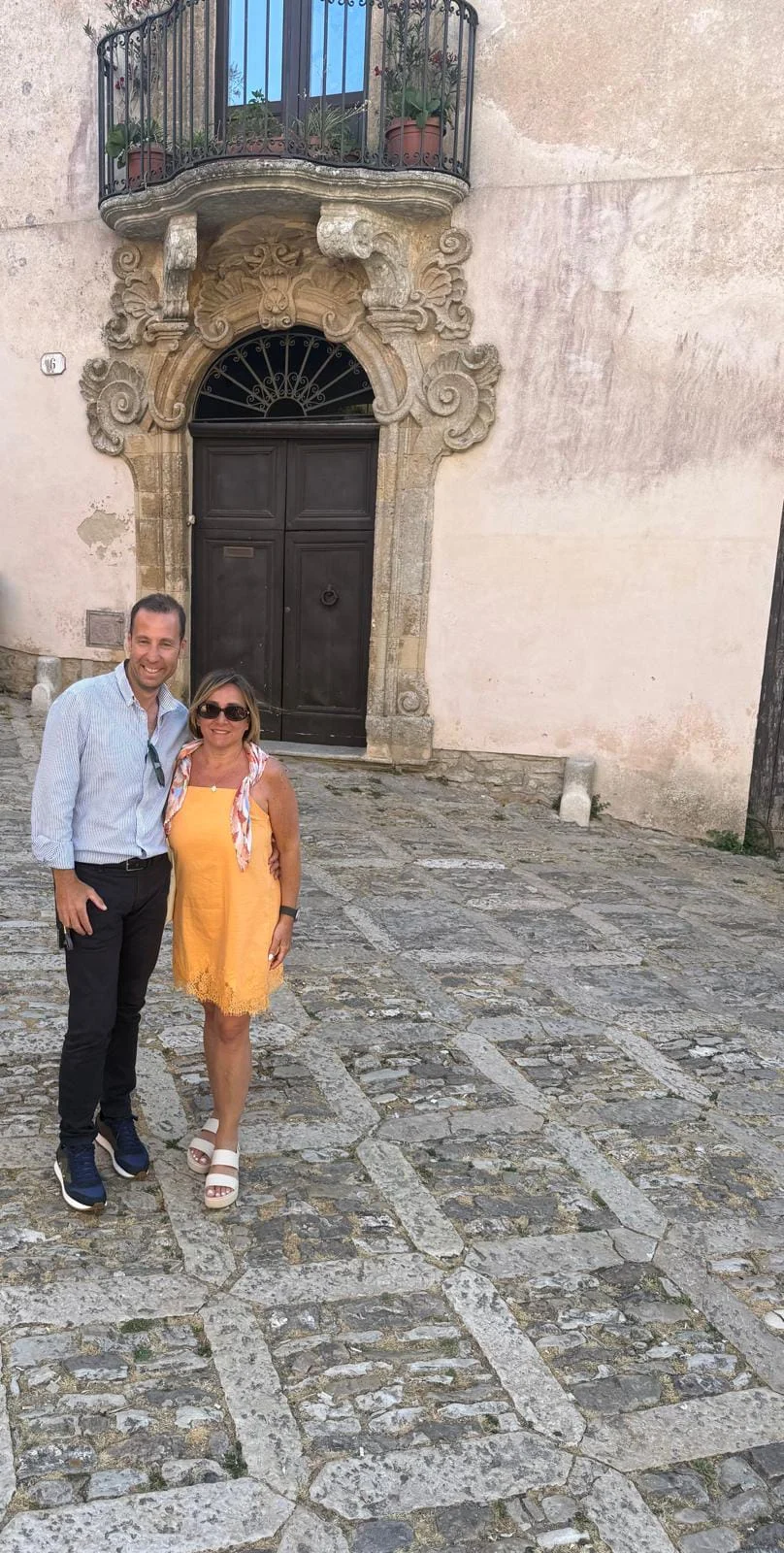 Felice e una sua ospite davanti a una dimora siciliana
