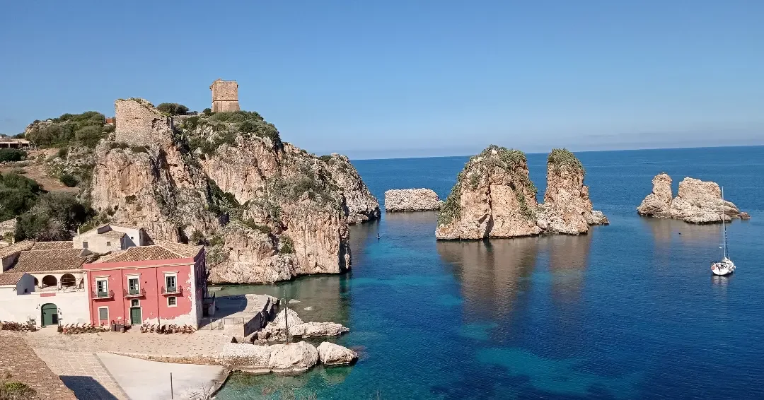 La Tonnara di Scopello e i suoi faraglioni sul mare blu